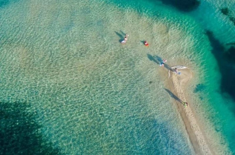 Η παραλία της Χαλκιδικής που θυμίζει Καραϊβική και αποθεώνουν Έλληνες και ξένοι! (εικόνες, βίντεο)